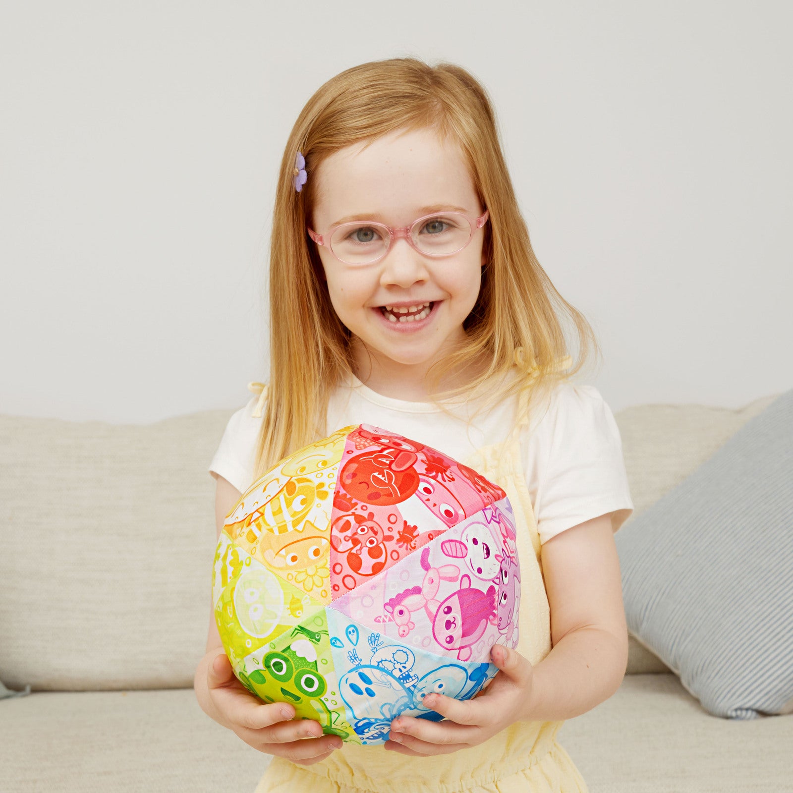 Ckild playing with the balloon ball