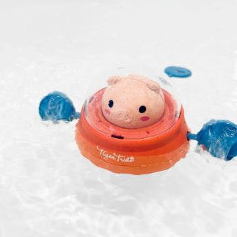 Bath paddle ship piggy in bathtub