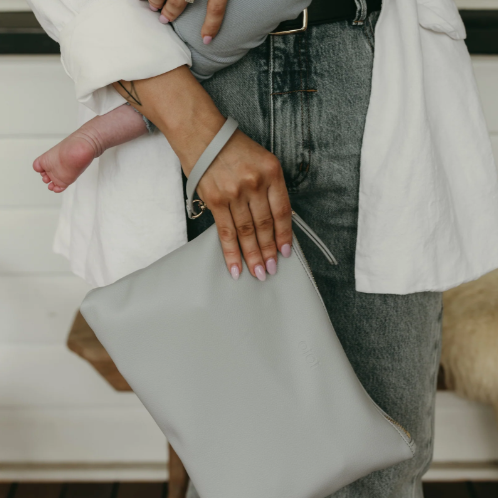 Nappy pouch in blue held by a mum