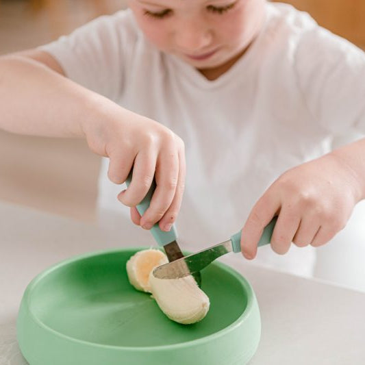 Child using suckie scoop plate