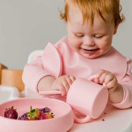 Kid using the suckie scoop plate