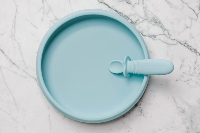 Suckie scoop plate in blue lemonade