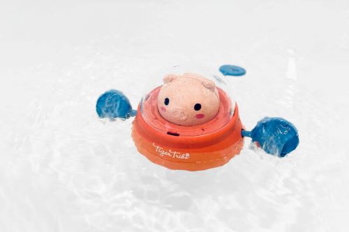 Bath paddle ship piggy in bathtub