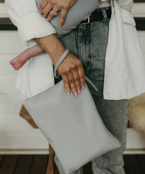 Nappy pouch in blue held by a mum