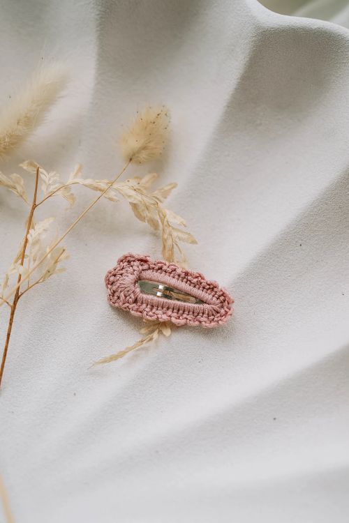 dusty pink crochet clip